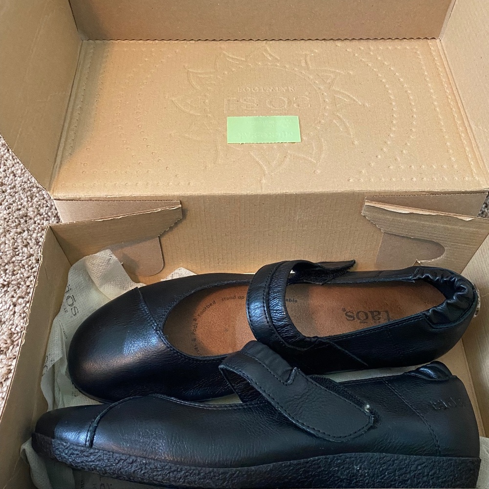 Womens Pair of Taos Size 9 flats